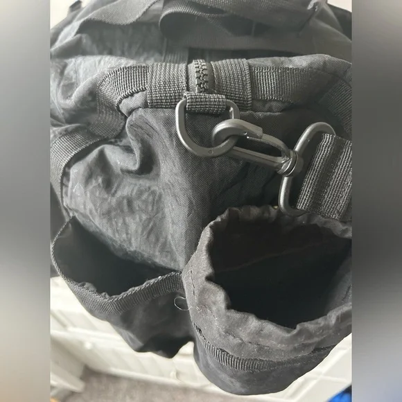 Tommy Bahama black travel duffle bag with hand and shoulder straps - Picture 4 of 10